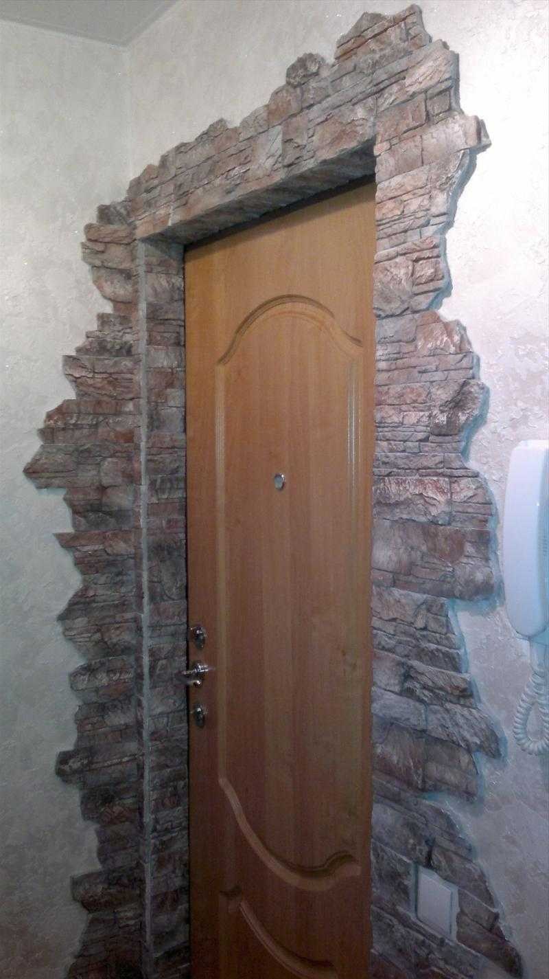 Отделка входной двери камнем
