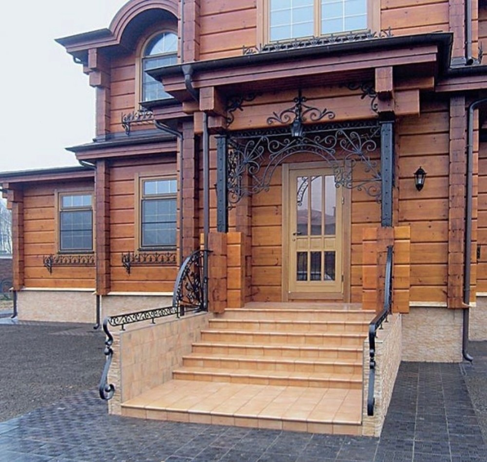 Красивое высокое крыльцо