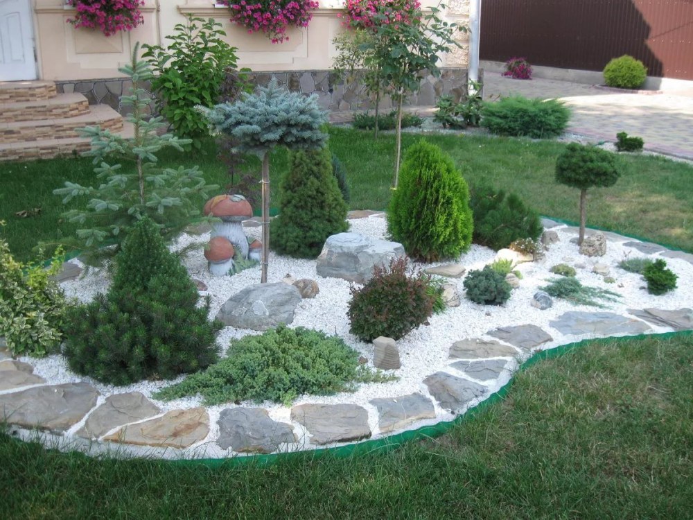 Хвойники с камнями в ландшафте