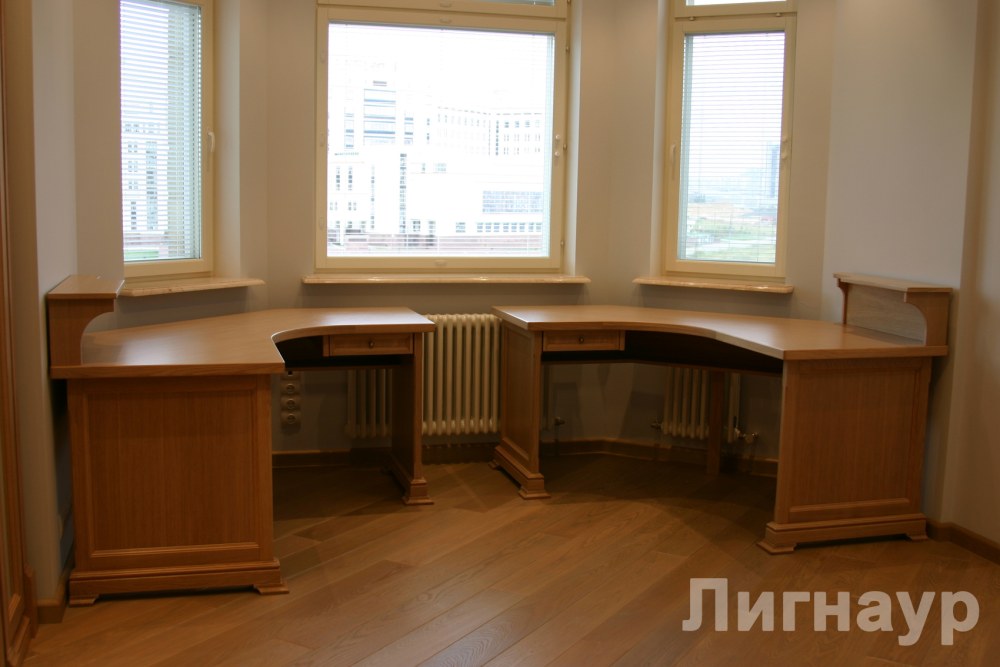 Письменный стол под эркером