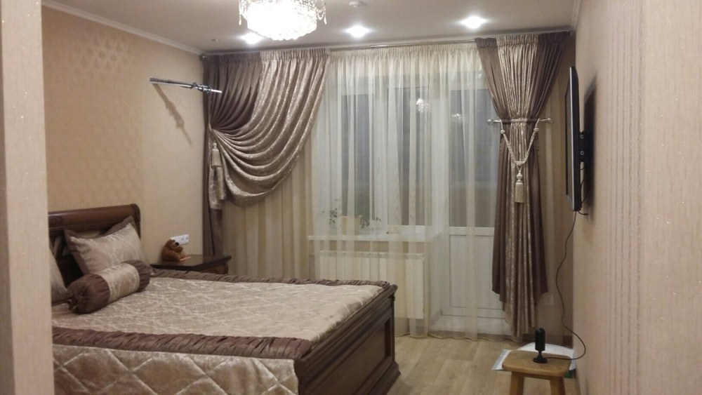 Шторы на окно с балконом в спальню
