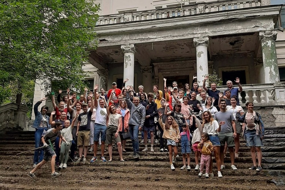 Фотографии людей около усадеб