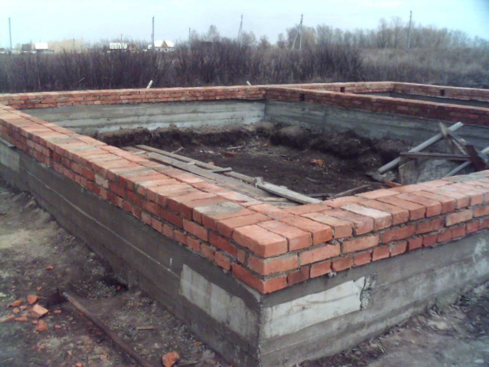 Цоколь фундамента из кирпича