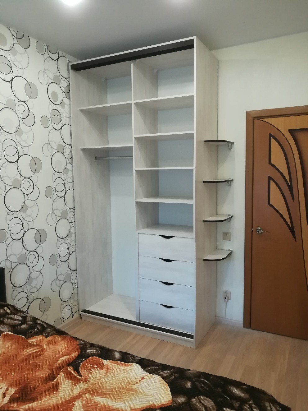 Шкаф купе для маленькой комнаты