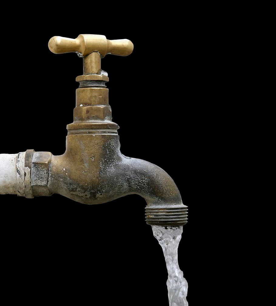 Старый водопроводный кран