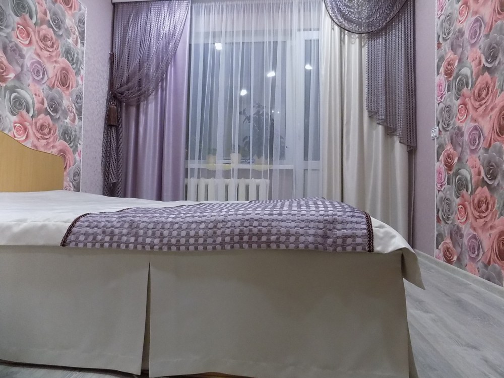 Шторы в спальню с балконом