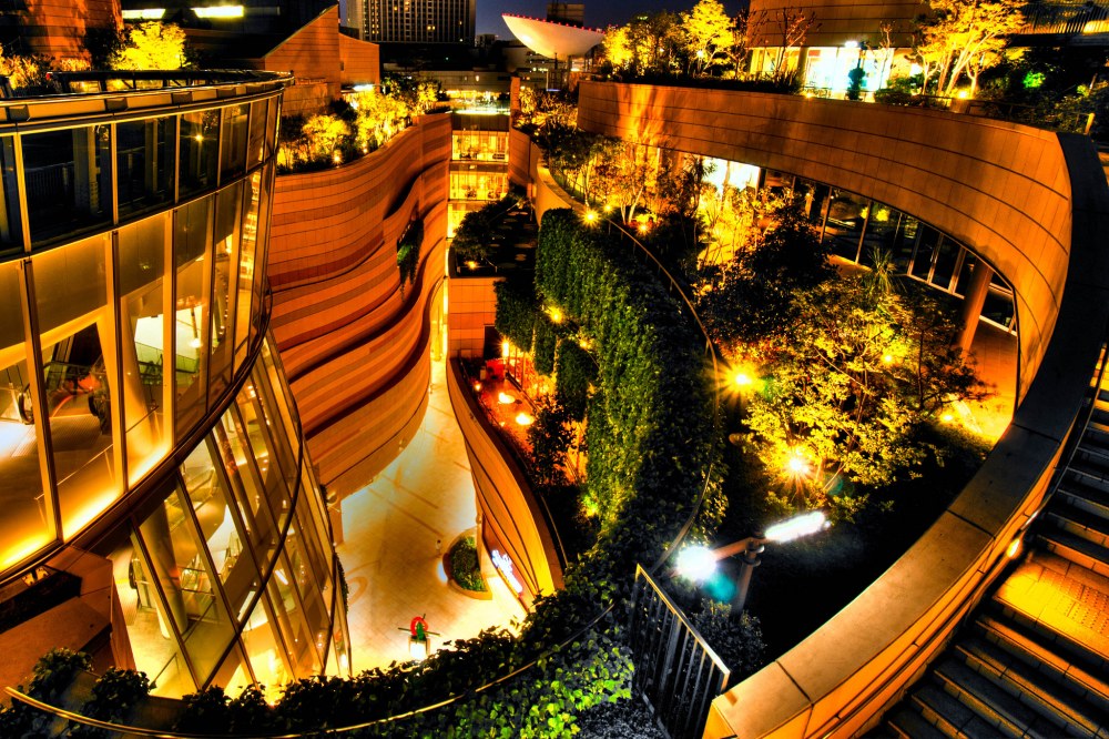 Парк Намба (Namba Park) расположенный в Осаке, Япония.