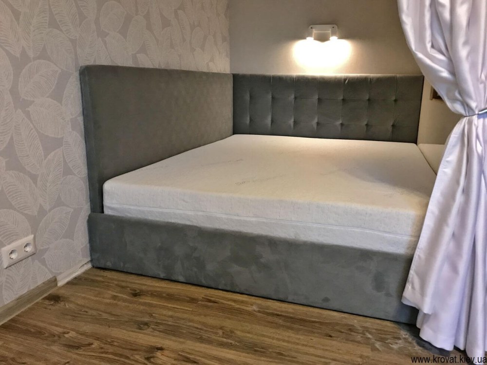 Двуспальная кровать в нише