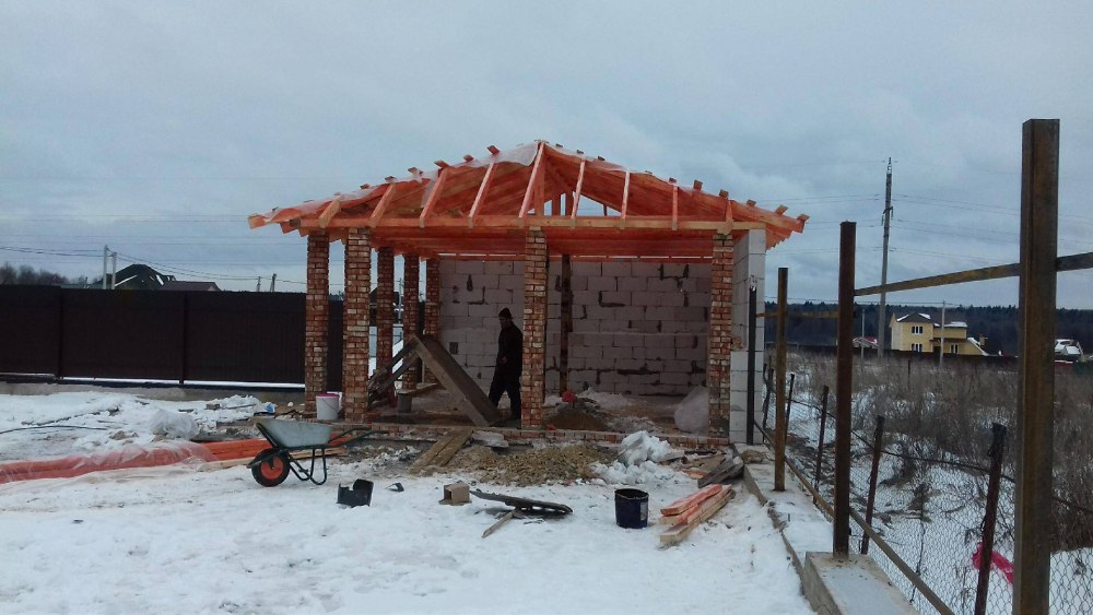 Беседка из кирпичных столбов