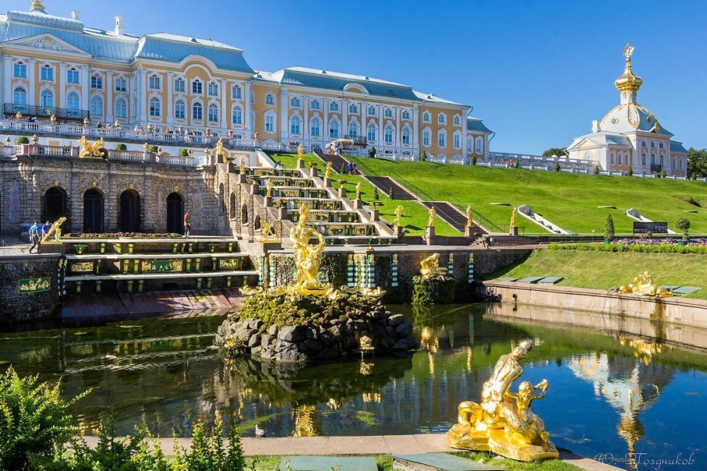 Петергофский дворец в Санкт-Петербурге