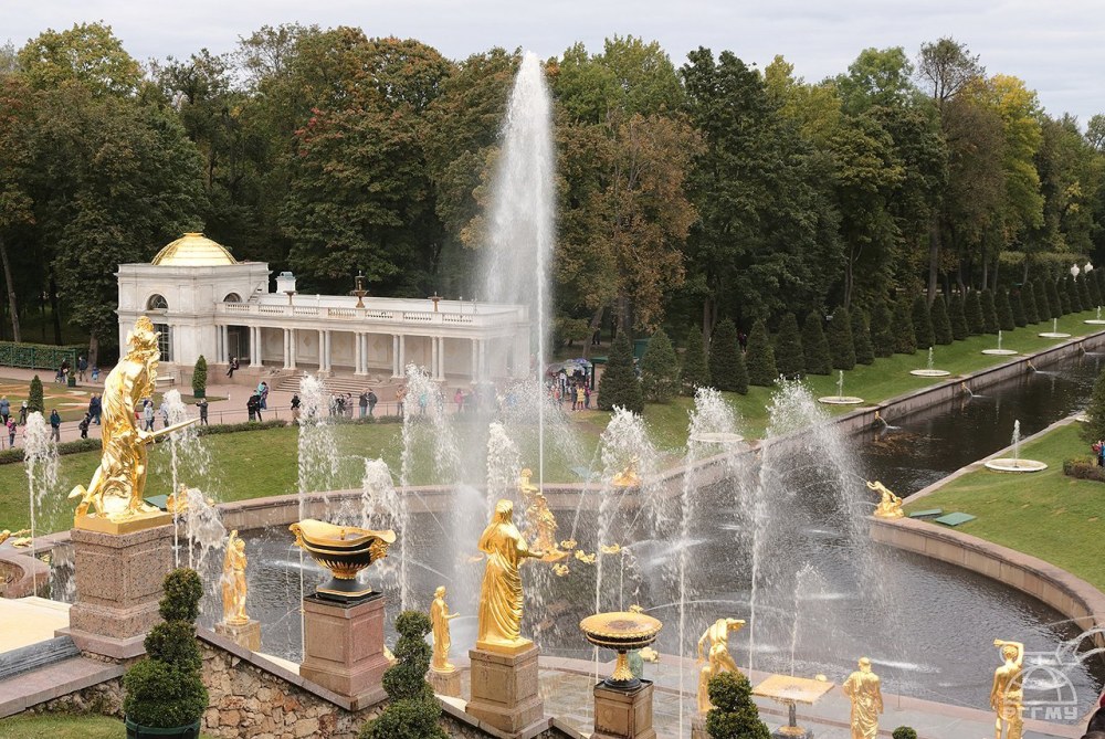 Петергоф. Дворец в стиле Барокко и фонтаны.