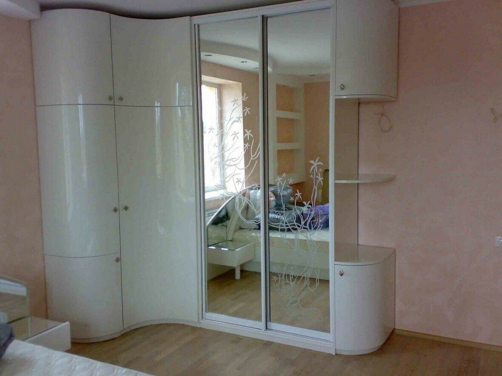 Угловой шкаф купе