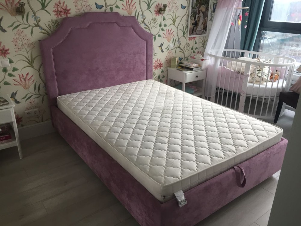 Кровать полуторка с мягким изголовьем