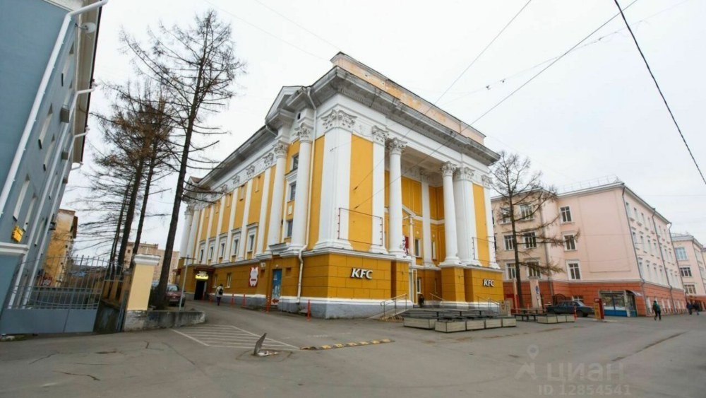 Здание с двумя колоннами Петрозаводск