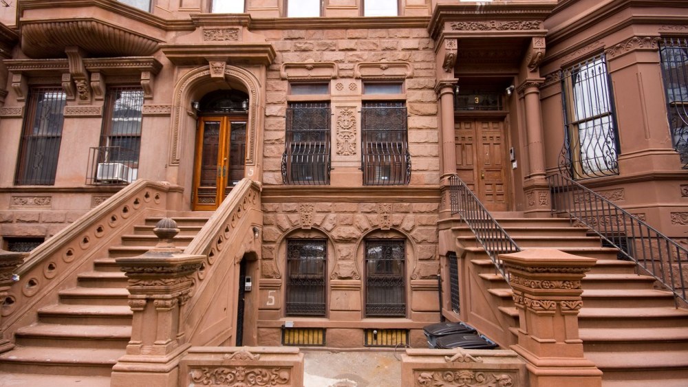 Нью-Йорке. Brownstones