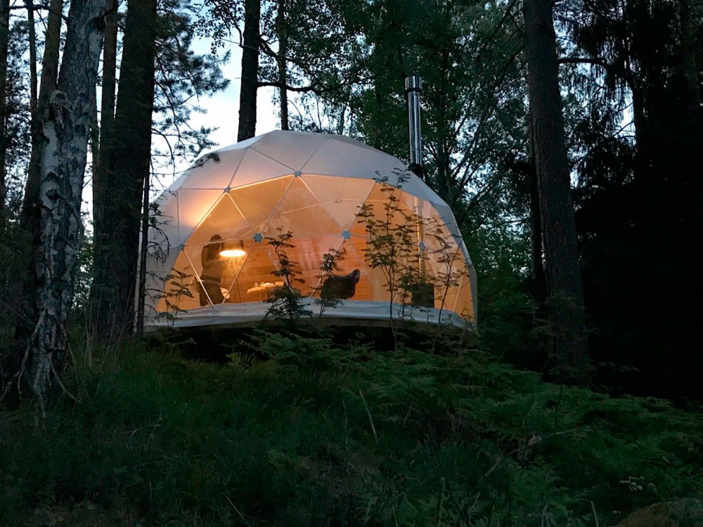 Шар ленинградская область. Глэмпинг Hills Huts. Глэмпинг Карелия. Глэмпинг Карелия Сортавала. Глэмпинг в Ленинградской.