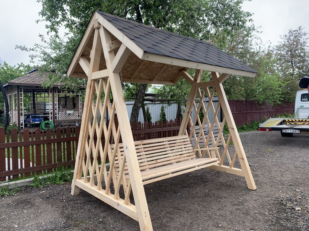 Деревянные качели с крышей