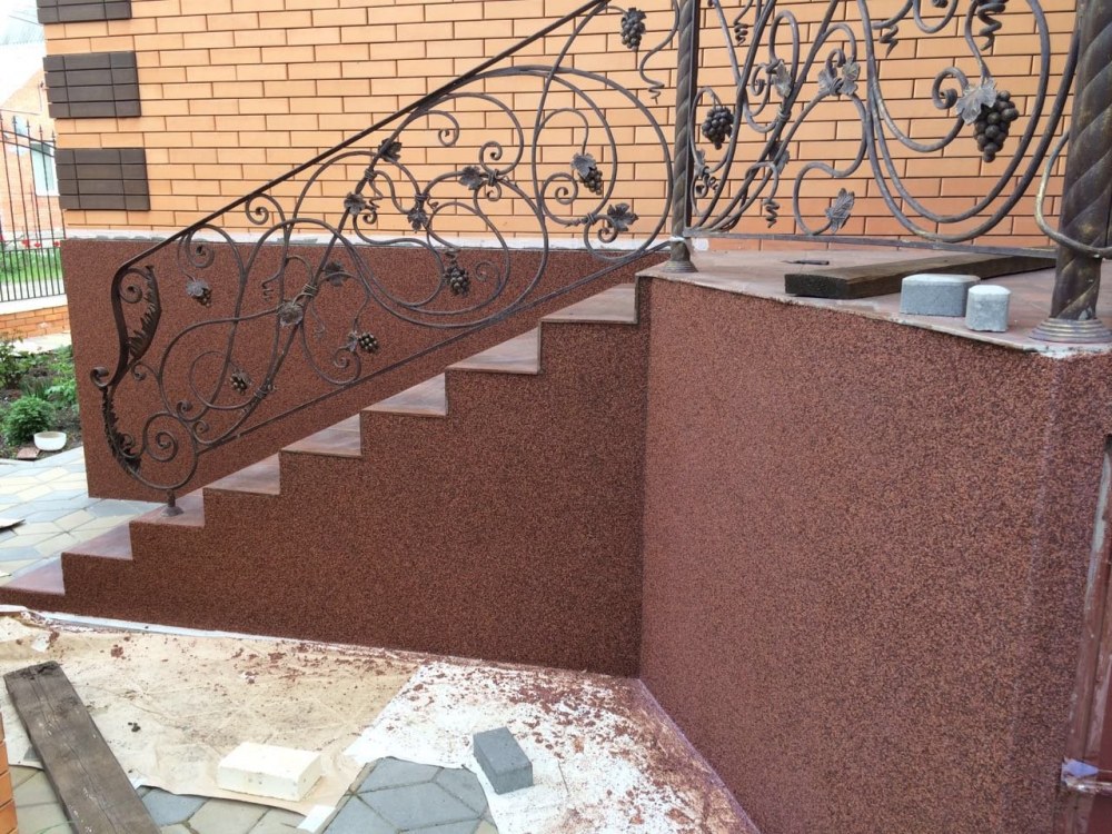 Отделка фундамента мраморной крошкой