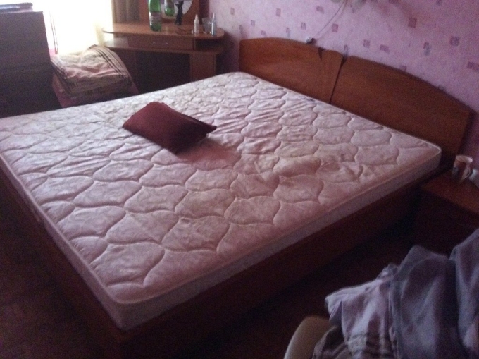Двуспальная кровать с матрасом даром
