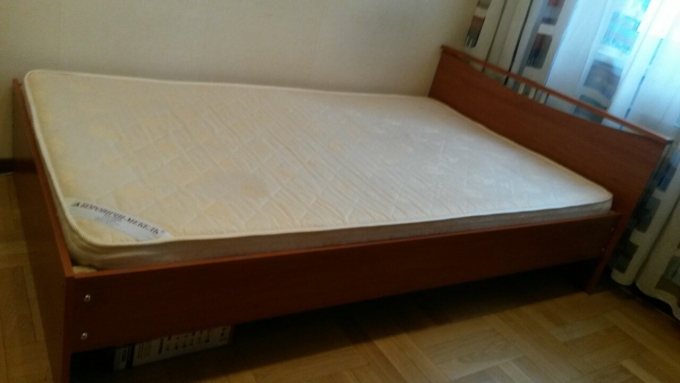 Двуспальная кровать с матрасом даром