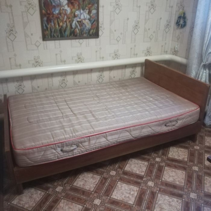 Двуспальная кровать с матрасом даром