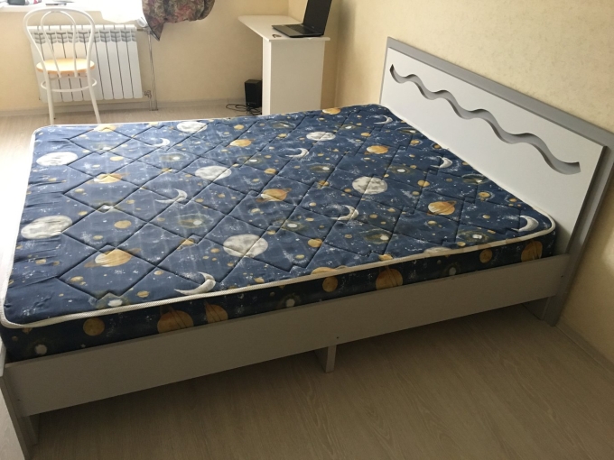 Двуспальная кровать с матрасом даром