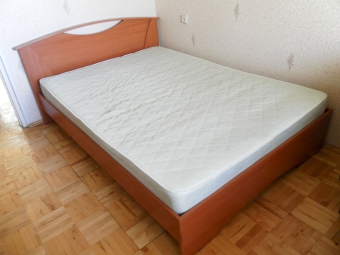 Кровать двуспальная с матрасом