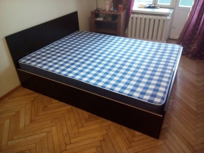 Двуспальная кровать с матрасом даром