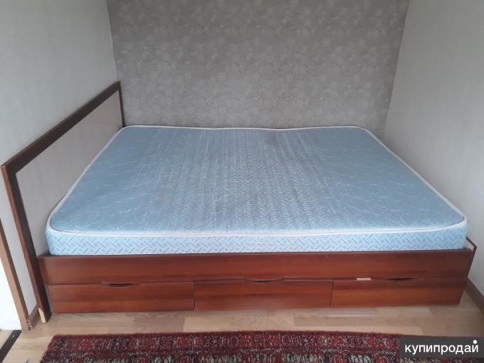 Двуспальная кровать с матрасом даром