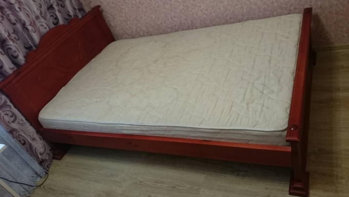 Двуспальная кровать с матрасом даром