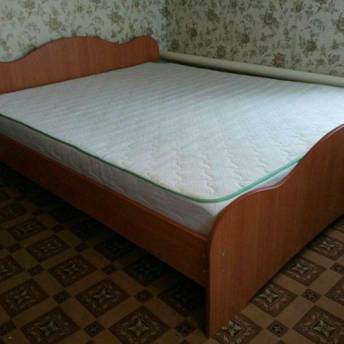 Старая двухместная кровать