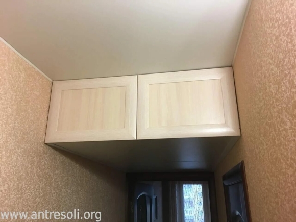 Антресоль в прихожей под потолком