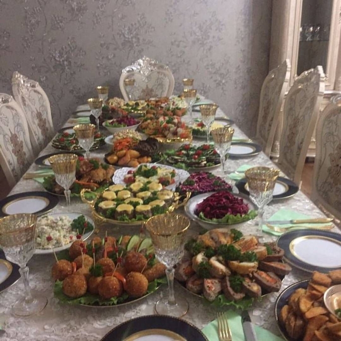 Красиво накрытый стол