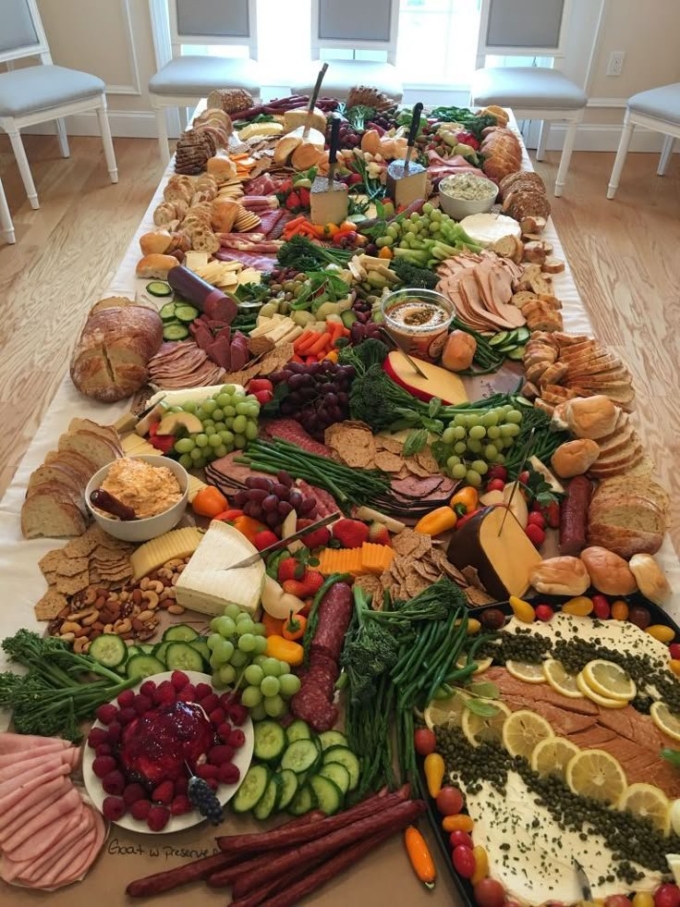 Шикарный стол с едой