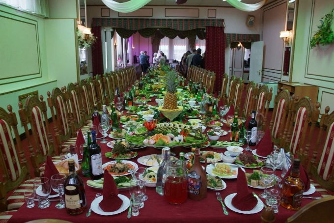 Накрыть праздничный стол