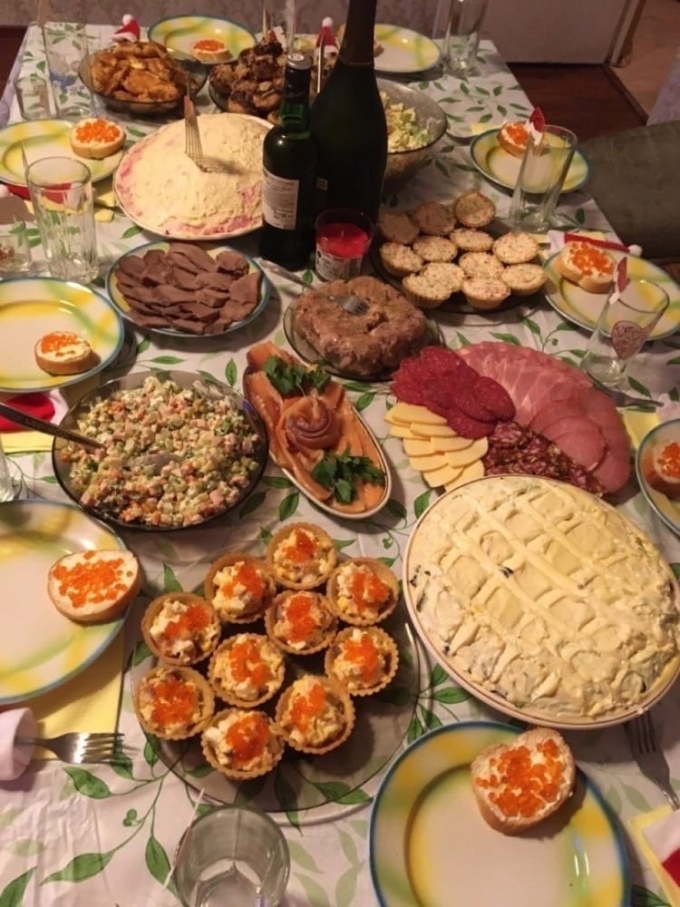 Домашний стол с едой