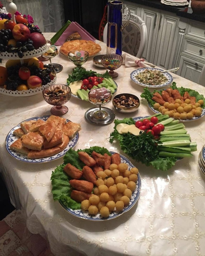Шикарный стол с едой