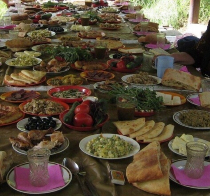 Богато накрытый стол