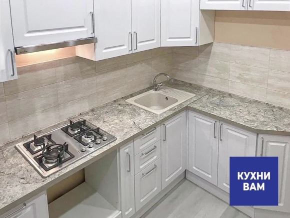 Серая кухня со столешницей под мрамор