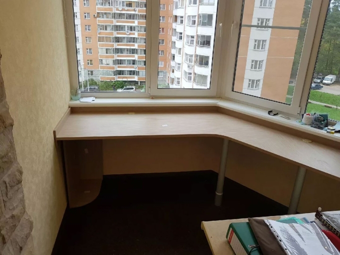 Угловой столик на балкон