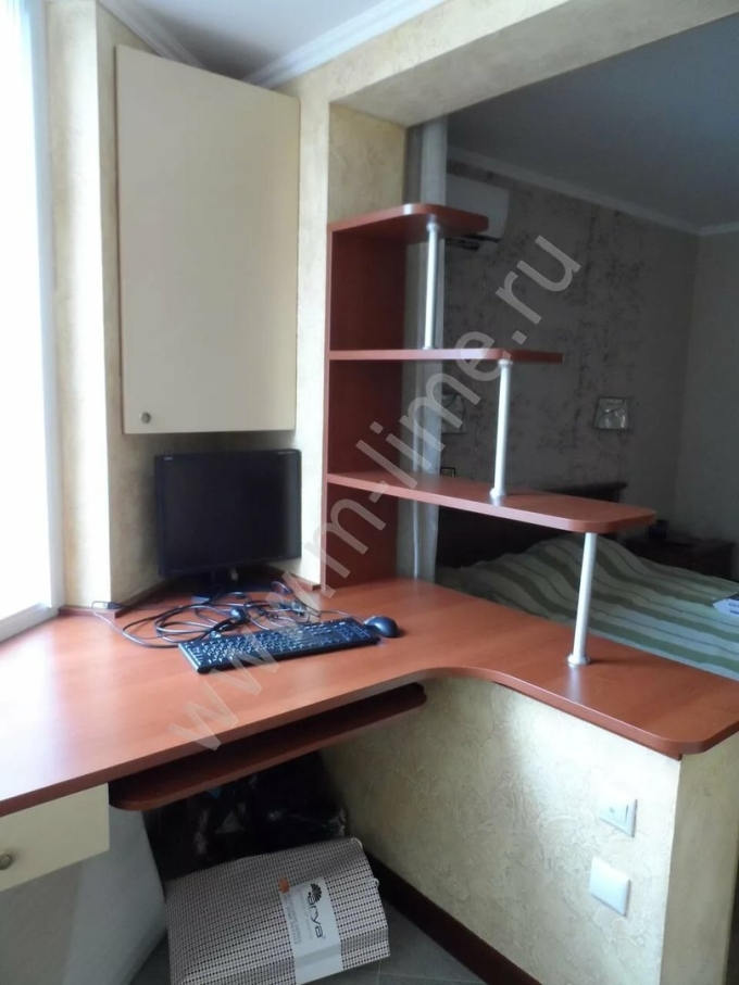 Компьютерный стол на балконе угловой