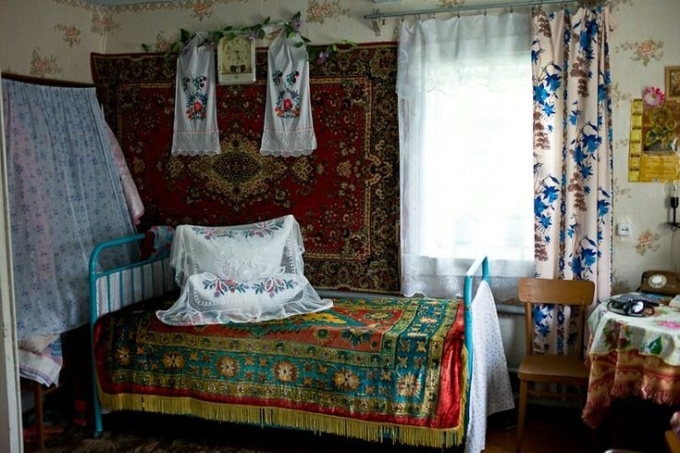 Кровать в деревенском доме