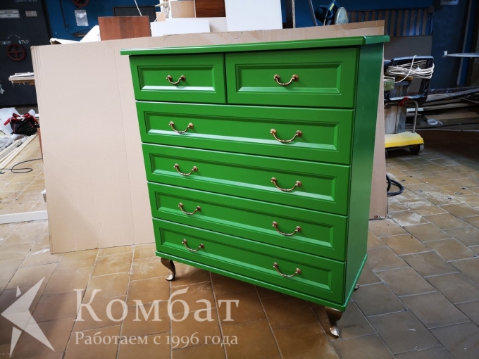 Комод с зелеными фасадами