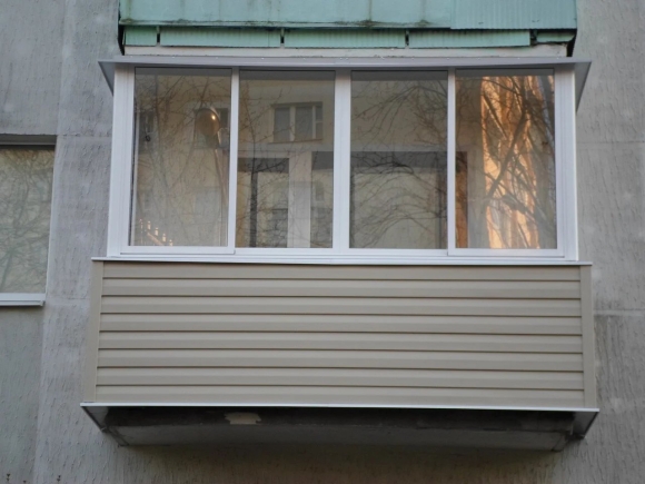 Отделка балкона сайдингом