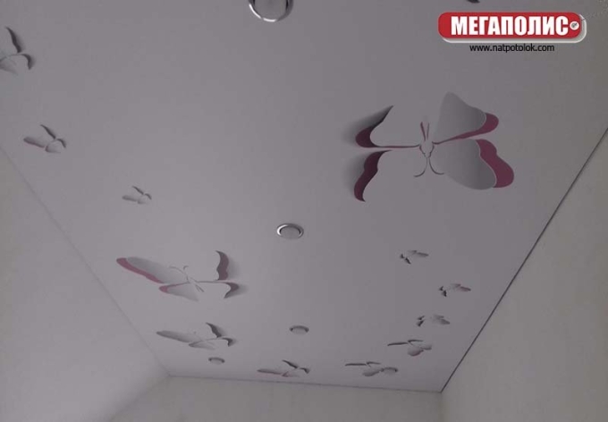 Натяжные потолки с бабочками