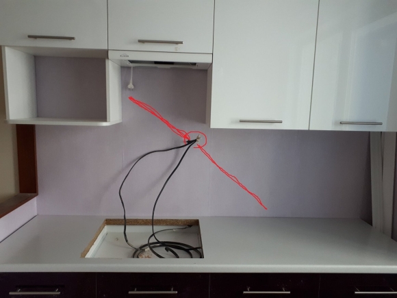 Розетка для вытяжки в кухонном шкафу