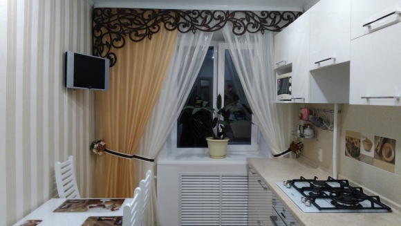 Гардина на маленькой кухне