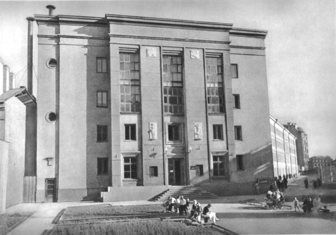 Советские здания школ в Москве