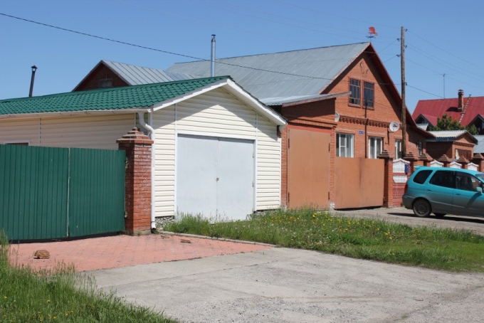 Дом в деревне с гаражом