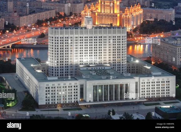 Над желтизной правительственных зданий